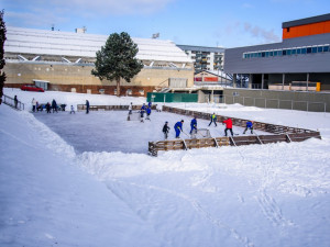 Užijte si bruslení pod širým nebem přímo u hokejové arény