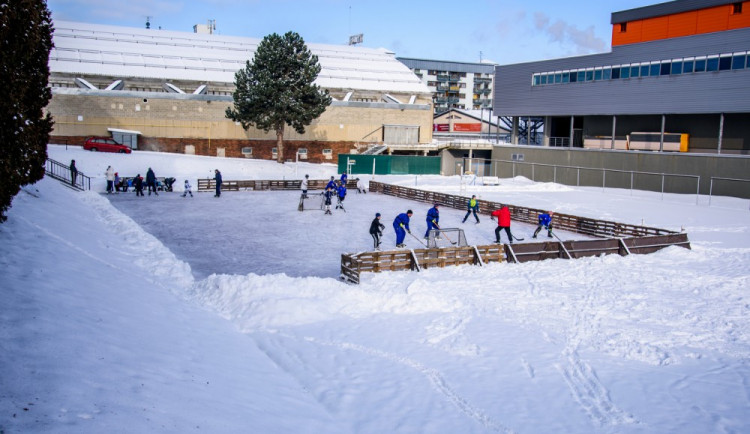 Užijte si bruslení pod širým nebem ve přímo u hokejové arény