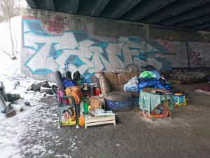 Drbna lidem bez domova rozvezla první várku oblečení od čtenářů