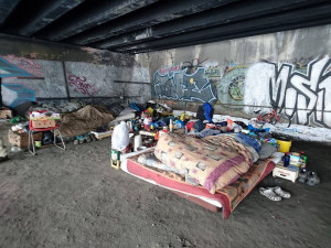 Drbna lidem bez domova rozvezla první várku oblečení od čtenářů