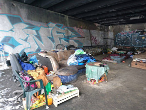 Drbna lidem bez domova rozvezla první várku oblečení od čtenářů