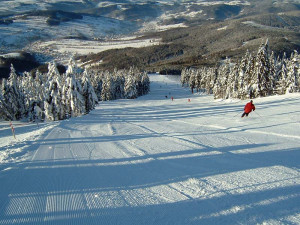 Podmínky pro lyžování jsou ideální. Do skiareálů vyrazily denně tisíce lidí