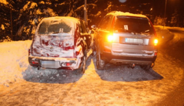 Řidič přehlédl projíždějící auto a naboural do něj, za volantem seděl opilý řidič