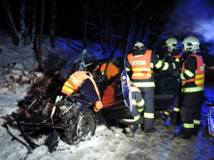 Na Semilsku se srazil autobus s osobákem. Několik zraněných