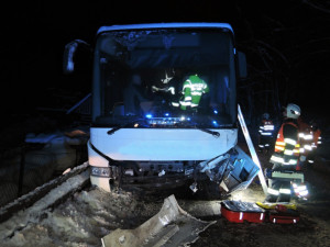 Na Semilsku se srazil autobus s osobákem. Několik zraněných