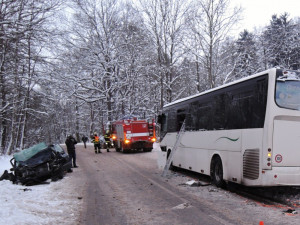 FOTO: Na Semilsku se srazil autobus s osobákem. Několik zraněných