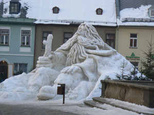 Náměstí v Jilemnici zdobí šestimetrová sněhová socha Krakonoše
