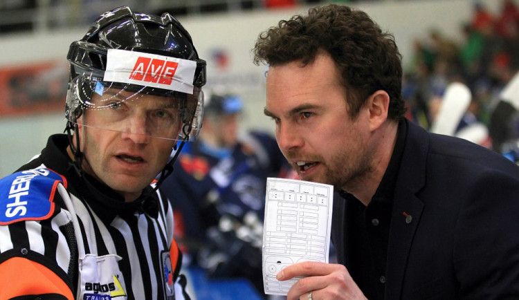 Filip Pešán v diskuzi s hlavním rozhodčím.