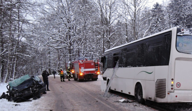 Na Semilsku se srazil autobus s osobákem. Několik zraněných