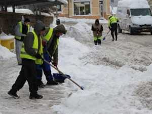 V Jablonci už napadl metr sněhu, z ulic ho vyvážejí nákladní auta