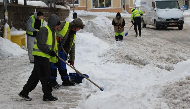 V Jablonci už napadl metr sněhu, z ulic ho vyvážejí nákladní auta