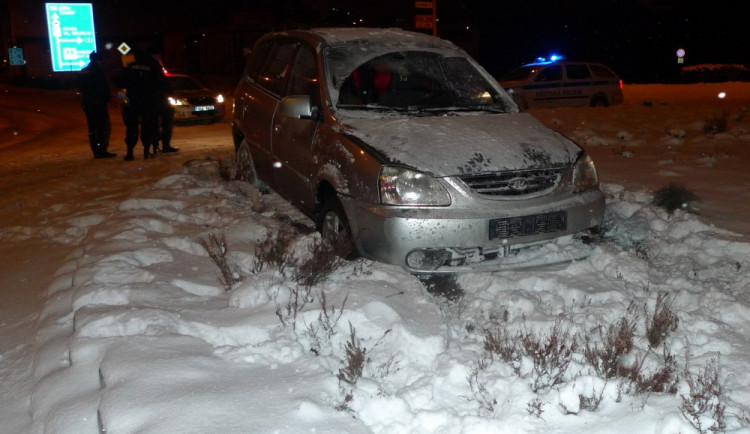 Opilý řidič přehlédl kruhový objezd a skončil na jeho prostředku. Nadýchal přes promile