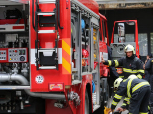 Šest zraněných a 26 evakuovaných. Požár v pečovatelském domě zaměstnal tři jednotky hasičů