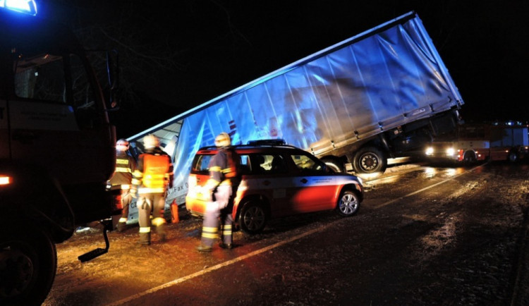 Havarovaný kamion zablokoval frekventovanou silnici I/9