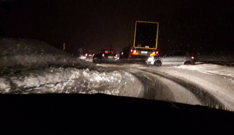 Řidič kamionu nezvládl přibrzdit před kruhovým objezdem, prorazil svodidla a skončil v příkopu