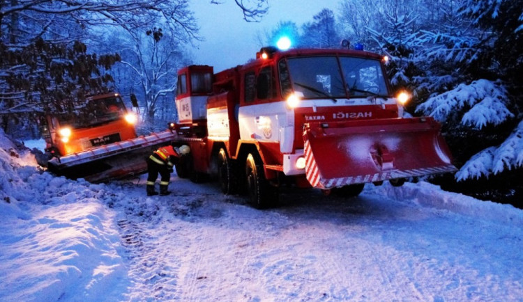 FOTO: Patnáctitunový sypač vytáhla z příkopu až těžká technika hasičů