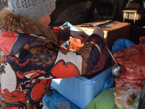 Další oblečení od vás posloužilo dobré věci. Drbna tentokrát vyrazila mezi lidi bez domova i s teplou polévkou