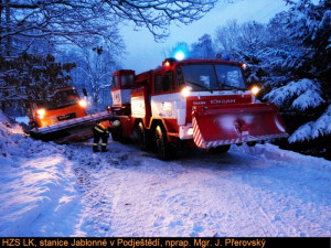 FOTO: Patnáctitunový sypač vytáhla z příkopu až těžká technika hasičů