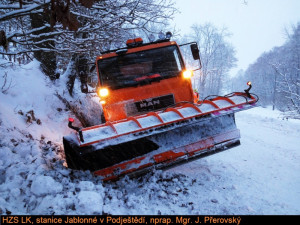 Patnáctitunový sypač vytáhla z příkopu až těžká technika hasičů