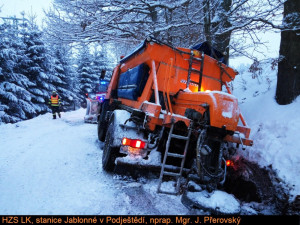 Patnáctitunový sypač vytáhla z příkopu až těžká technika hasičů
