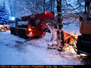Patnáctitunový sypač vytáhla z příkopu až těžká technika hasičů