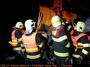 Patnáctitunový sypač vytáhla z příkopu až těžká technika hasičů