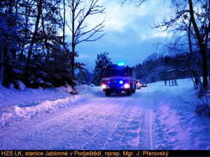 Patnáctitunový sypač vytáhla z příkopu až těžká technika hasičů