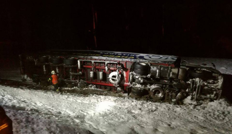 Silnice I/13 v Jablonném se odpoledne uzavře, těžká technika bude vyprošťovat kamion