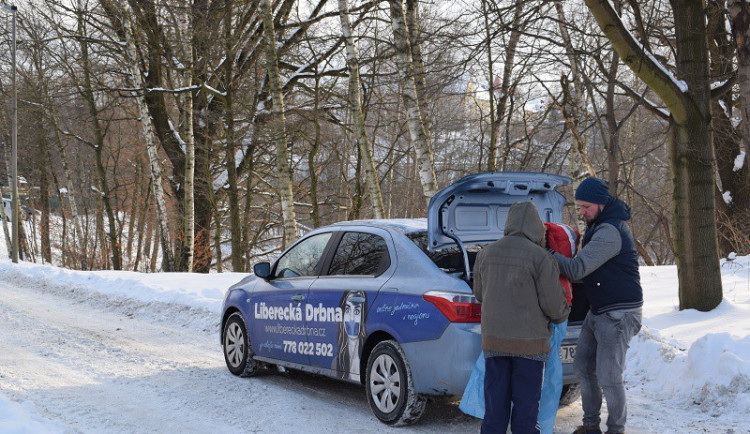 Další oblečení od vás posloužilo dobré věci. Drbna tentokrát vyrazila mezi lidi bez domova i s teplou polévkou