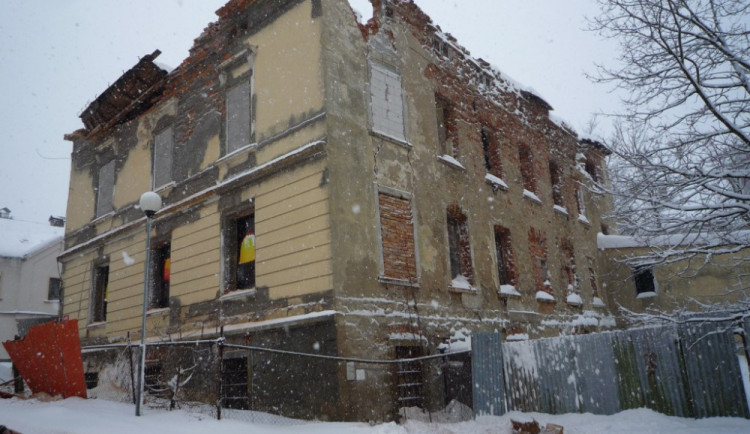 V Novém Boru se zřítila pod tíhou sněhu část budovy