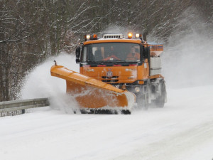 Sněžení v Libereckém kraji pomalu ustává, silničáři ale radí opatrnost