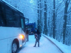 Silnici přes Oldřichov zablokoval kamion. Na Albrechťáku jsou sněhové jazyky