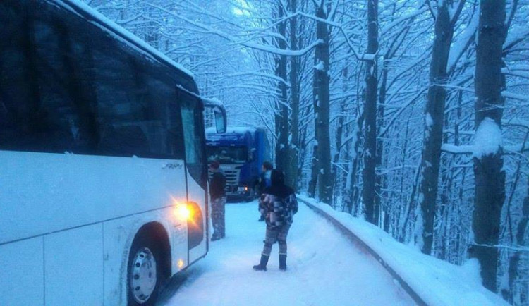 Silnici přes Oldřichov zablokoval kamion