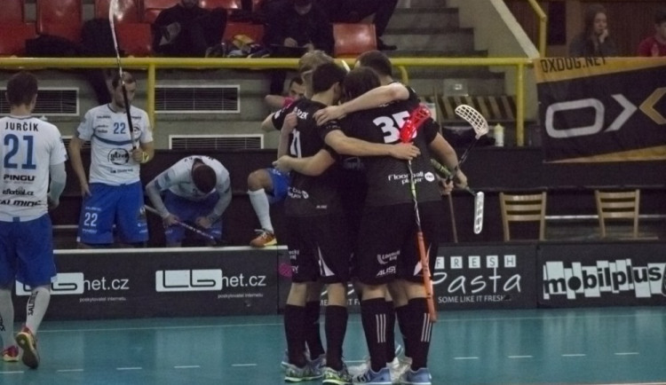 Domácí se radují z branky.