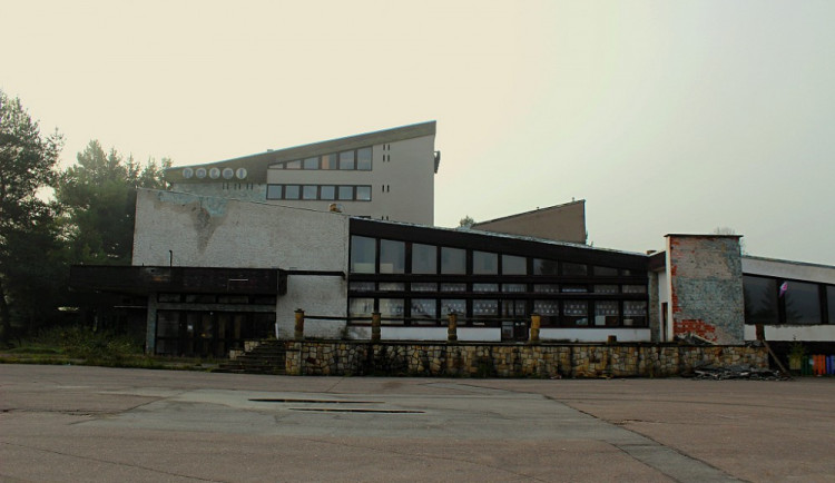 Bývalý hotel Cedron v Hrabačově.