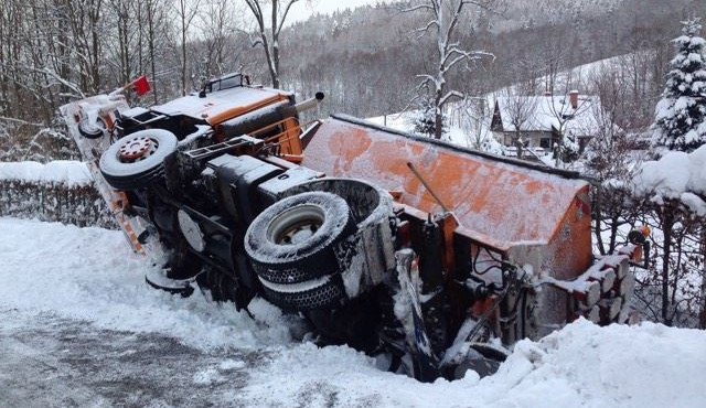 Silničáři se musí obejít bez dalšího sypače, převrátil se na bok na Fojtce