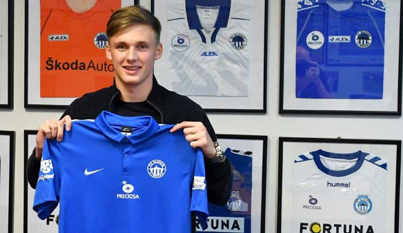 O sedmnáctiletého talentovaného útočníka se zajímal Arsenal, na jaře oblékne dres Slovanu