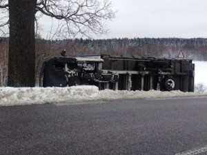 Další nehoda na Albrechťáku. Polský řidič převrátil v noci dodávku na bok