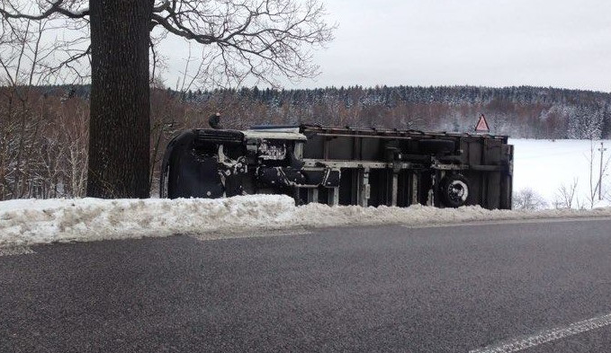 Polský řidič převrátil na Albrechťáku dodávku na bok