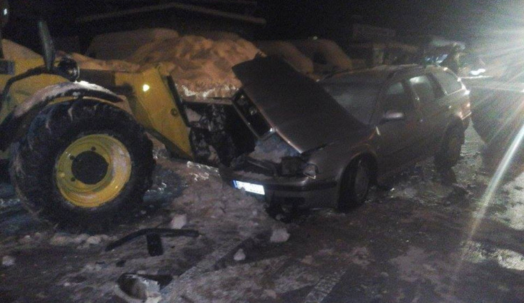 Silně opilá řidička přehlédl bagr odklízející sníh a nabourala do něj. Pila jsem až po jízdě, hájí se