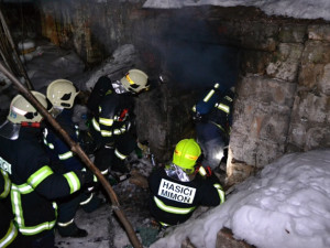 Požár ve skalním sklepě si vyžádal lidský život