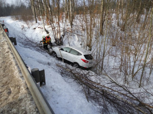 Hyundai skončil pod úrovní silnice, řidič těsně minul svodidla