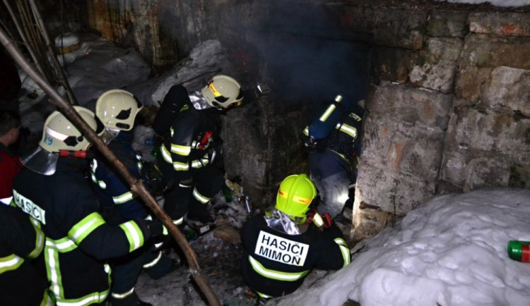 Policisté už tuší, kdo je obětí večerního požáru v Mimoni