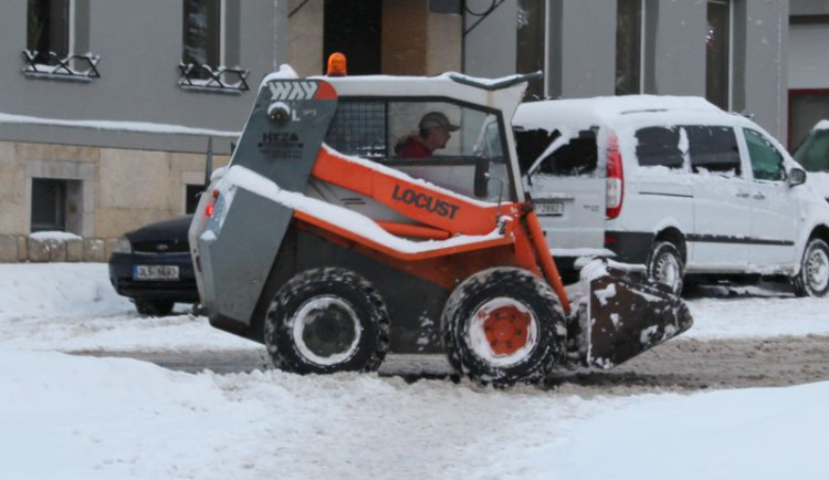 Řidiči, pozor! Jablonec po sněhové kalamitě obnovil placení na parkovištích
