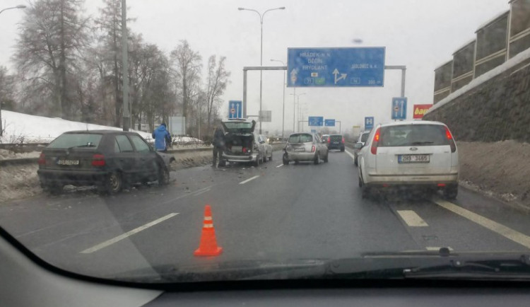 Průtah Libercem před sjezdem na Jablonec blokuje hromadná nehoda čtyř aut