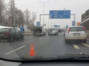 Průtah Libercem před sjezdem na Jablonec blokuje hromadná nehoda čtyř aut