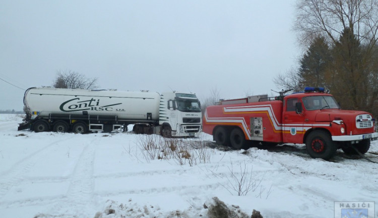 U Eftecu zapadl kamion, nakonec ho vyprostila těžká technika