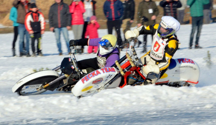 Ledová plochá dráha v Chrastné.