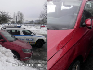 Zfetovaný mladík ukradl ve Vratislavicích nastartované auto. Policisté ho s pistolí v ruce zastavili až v Novém Boru