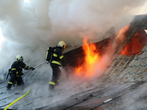 FOTO, VIDEO:  Penzion Chlum v plamenech. Hasiči se s ohněm prali několik hodin